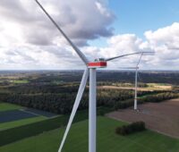 Zwei Windräder in grüner Landschaft
