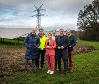 Die Verantwortlichen stehen an der Fläche für den Solarpark.