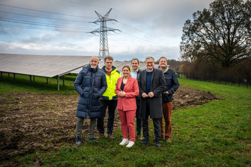 Die Verantwortlichen stehen an der Fläche für den Solarpark.