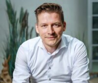 Portrait von Kay Theuer, CEO beim Balkonsolar-Anbieter Priwatt.