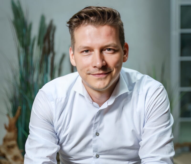 Portrait von Kay Theuer, CEO beim Balkonsolar-Anbieter Priwatt.