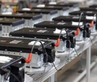 Im Bild die Batteriezellfertigung bei Tesvolt für den Power Safe Speicher, den eine Brandschutzhülle besonders sicher machen soll.