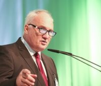 Zu sehen ist Eurosolar-Präsident Prof. Peter Droege.