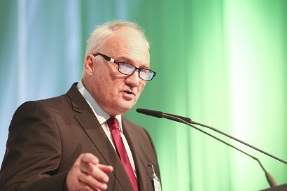 Zu sehen ist Eurosolar-Präsident Prof. Peter Droege.