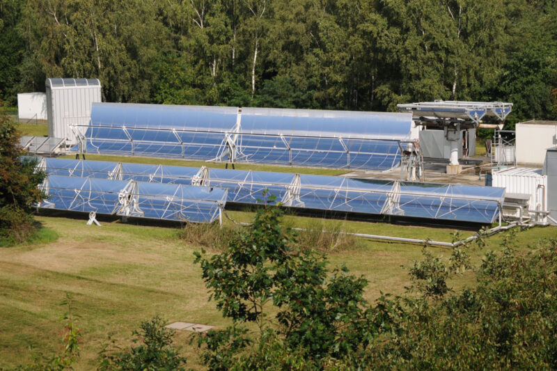 Prüfstand für solare Prozesswärmeanwendungen in Köln mit zwei verschiedenen Parabolrinnenkollektoren
