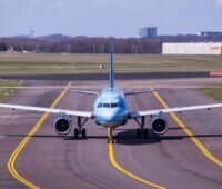 Zu sehen ist ein Flugzeug auf der Landebahn, die PtL-Roadmap soll Fliegen klimafreundlicher machen.