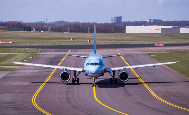 Zu sehen ist ein Flugzeug auf der Landebahn, die PtL-Roadmap soll Fliegen klimafreundlicher machen.