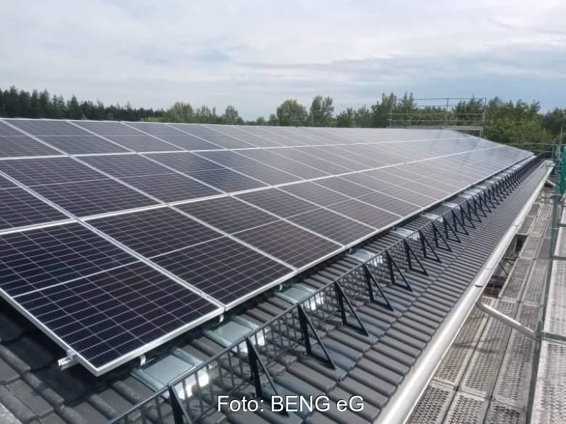 Eine Photovoltaikanlage auf einem Schrägdach.
