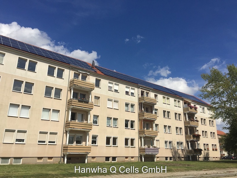 Häuserblock mit Photovoltaik-Anlage auf dem Dach - so sieht Mieterstrom aus.