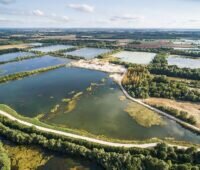 Im Bild die Seen der ehemaligen Kiesgruben in Frankreich, auf denen die Größte schwimmende Solaranlage in Europa entstehen soll.