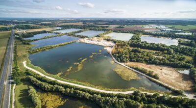 Im Bild die Seen der ehemaligen Kiesgruben in Frankreich, auf denen die Größte schwimmende Solaranlage in Europa entstehen soll.