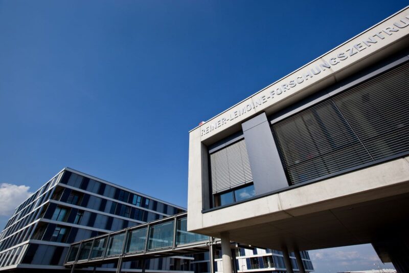Das Forschungszentrum von QCells in Thalheim unter blauem Himmel.