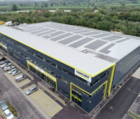 Produktionshalle mit dachinterierten Photovoltaik-Modulen