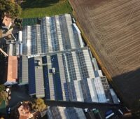Photovoltaik für Pflanzenzüchtung: Blick auf der Luft auf das gebäude der Block Bio Science.