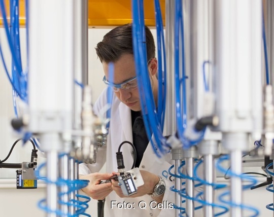 Zu sehen ist ein Mitarbeiter von Q Cells in der Qualitätskontrolle. Das Prüfsiegel „Quality Controlled PV“ ist besonders streng.