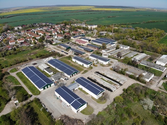 Zu sehen ist die Photovoltaik auf den Dächern der Agrargenossenschaften.