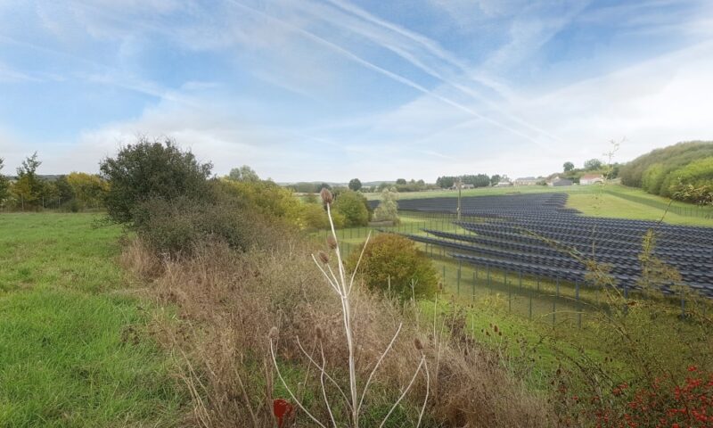 Im Bild ist eine Darstellung des Solarparks Chaume Solar, dessen Strom von Q Energy an Les Mousquetaires geliefert wird.