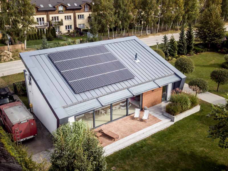 Auf einem Dach eines Einfamilienhauses in Polen ist eine PV-Abnlage installiert.