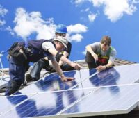 Lieferengpässe und Fachkräftemangel bieten im Photovoltaik-Boom ein Einfallstor für mangelhafte Ware und unseriöse Geschäfte.