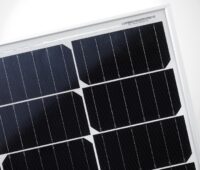Qcells liefert Low-Carbon-Footprint-Module, die für eine Photovoltaik-Anlage auf dem Gelände des britischen Verteidigungsministeriums bestimmt sind.
