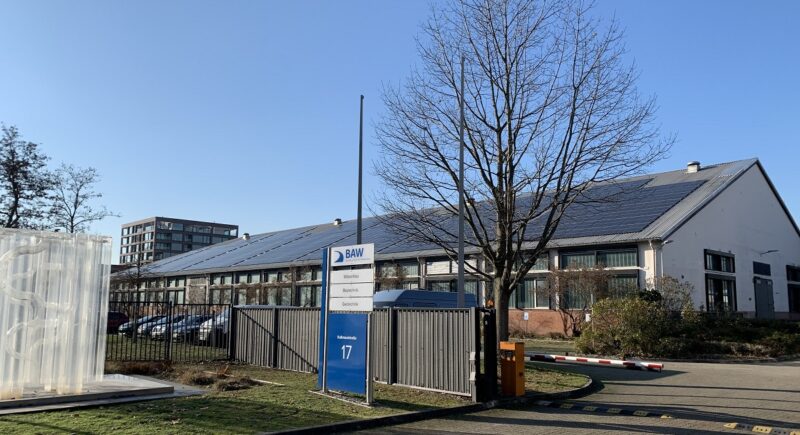Photovoltaik-Contracting Anlage auf dem Dach eines Gebäudes der Bundesanstalt für Immobilienaufgaben in Karlsruhe.