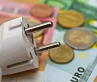 Im Bild Geldscheine und ein Stromstecker als Symbol für die Direktvermarktungs-Plattform für Solarstrom von Quadra Energy