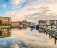 Der Hafen von Husum, Qualitas Energy stellt auf der Messe Husum Wind 2025 aus.
