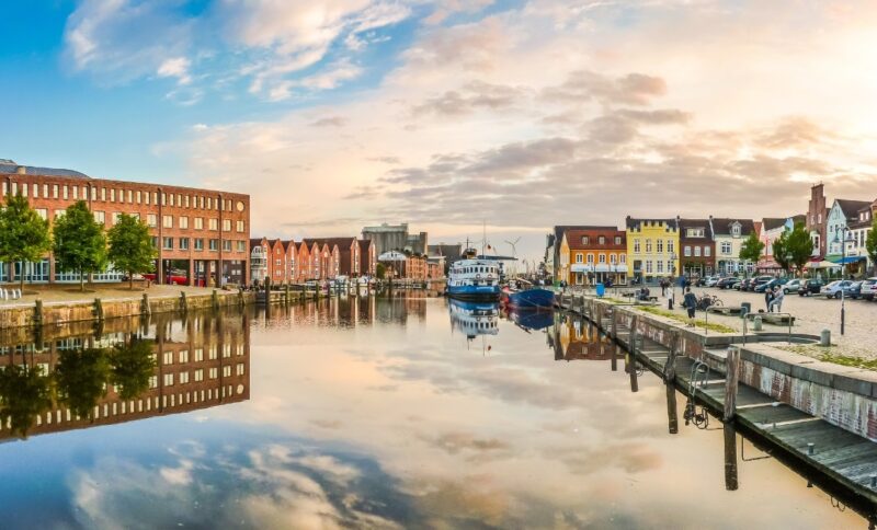 Der Hafen von Husum, Qualitas Energy stellt auf der Messe Husum Wind 2025 aus.