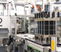 Im Bild die Produktion von Elektrolyse-Stacks im Gigahub von Quest One.