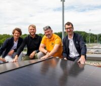 Offizielle von RB Leipzig und Energiekonzepte Deutschland auf dem Dach bei der neuen Photovoltaik-Anlage.