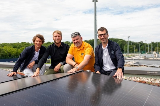Offizielle von RB Leipzig und Energiekonzepte Deutschland auf dem Dach bei der neuen Photovoltaik-Anlage.