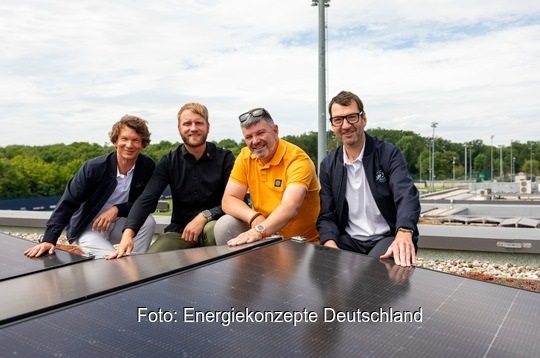 Offizielle von RB Leipzig und Energiekonzepte Deutschland auf dem Dach bei der neuen Photovoltaik-Anlage.