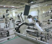 Zu sehen ist die Fertigung von REC. Der Wechsel des Maschinenzulieferers soll die globale Expansion von REC nicht behindern.