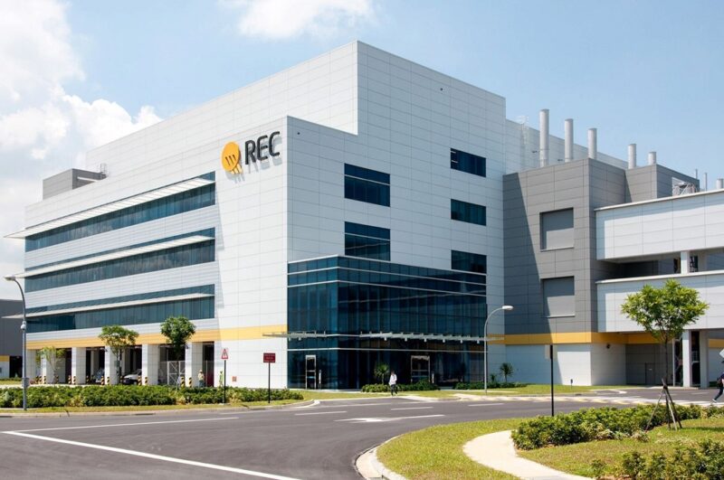 Zu sehen ist ein Gebäude von REC. Mit dem REC ProPortal geht der Kontakt zum Unternehmen in Zukunft online.