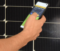 Zu sehen ist eine Hand mit Smartphone, auf der die SunSnap App läuft.