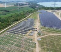 Luftbild von dem Photovoltaik-Solarpark im Braunkohle-Tagebau Harbke, der sich im Bau befindet.