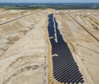 Photovoltaik-Anlage auf Tagebau-Landschaft.