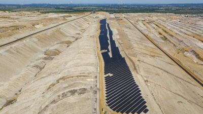 Photovoltaik-Anlage auf Tagebau-Landschaft.