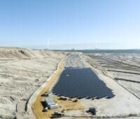 Photovoltaik-Anlagen in Braunkohle-Grube von RWE - Solarpark in Tagebau-Braunkohle