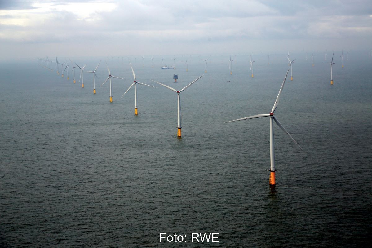 Offshore-Windpark mit manövrierenden Schiffen.
