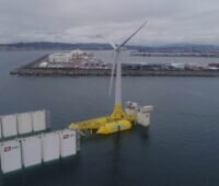 Im Hafen von Bilbao haben RWE und Saitec Offshore Technologies eine schwimmende Windenergie-Anlage montiert und zu Wasser gelassen.