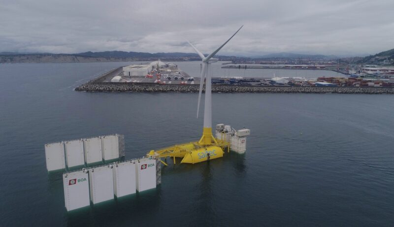 Im Hafen von Bilbao haben RWE und Saitec Offshore Technologies eine schwimmende Windenergie-Anlage montiert und zu Wasser gelassen.