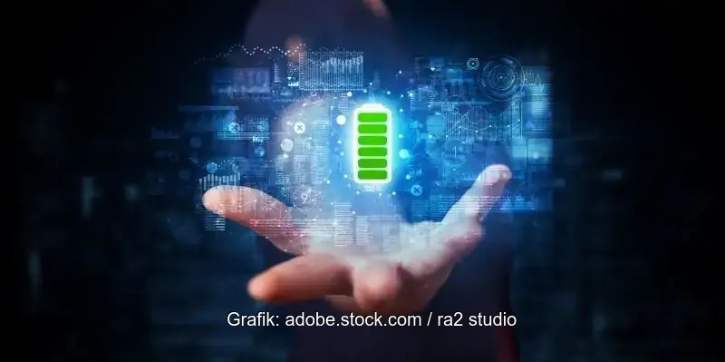 Eine Hand mit Batteriesymbol, RWE schließt Tolling-Vertrag mit Terralayr über die Vermarktung einer virtuellen Batterie.