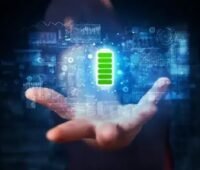 In einer bläulich gefärbten virtuellen Umgebung schwebt ein grün leuchtendes Batteriesymbol über einer geöffneten menschlichen Hand.
