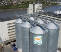 Agrarstandort mit Silos am Rhein bei Andernach