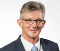 Zu sehen ist Ralph Spiegler, Präsident des Deutschen Städte- und Gemeindebundes (DStGB), der ein Klimaschutz-Beschleunigungsgesetz vorschlägt, um die Umsetzung von Maßnahmen zum Klimaschutz zu beschleunigen.