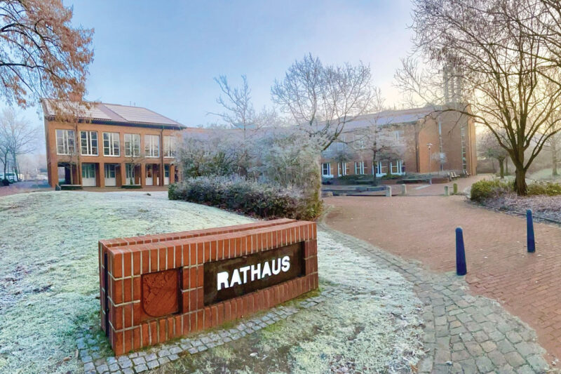 Rathaus der Gemeinde Weyhe mit Photovolaikanlage auf den Dächern - fotografiert bei frostigem Wetter.