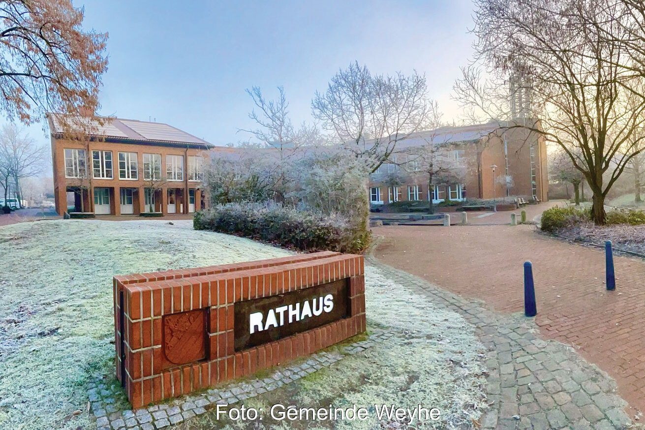 Rathaus der Gemeinde Weyhe mit Photovolaikanlage auf den Dächern - fotografiert bei frostigem Wetter.