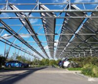Solarcarport mit thermischen Solarkollektoren in Regensburg. Der Solarthermie-Parkplatz ist bislang eine Rarität.