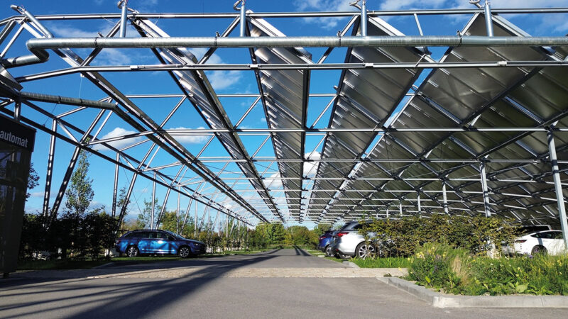 Solarcarport mit thermischen Solarkollektoren in Regensburg. Der Solarthermie-Parkplatz ist bislang eine Rarität.
